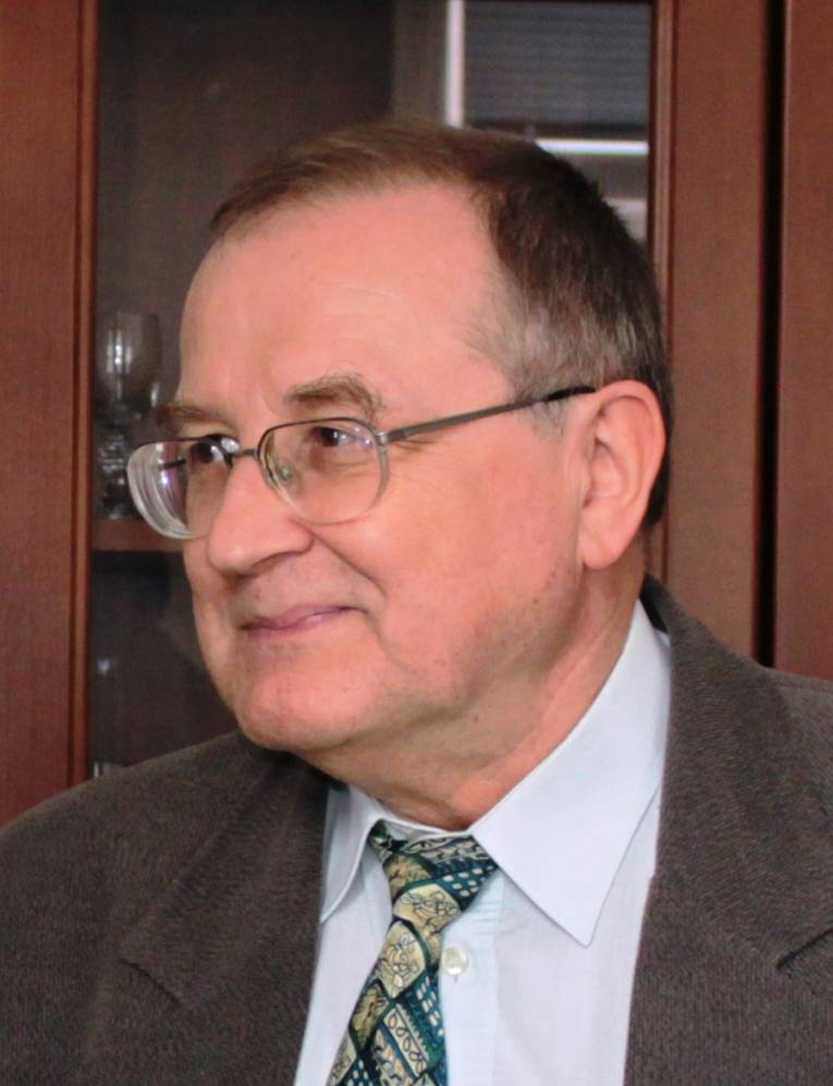 RNDr. Marián Krajčí, DrSc., špičkový vedec z Fyzikálneho ústavu SAV získal Čestnú plaketu SAV Dionýza Ilkoviča za zásluhy vo fyzikálno-chemických vedách.