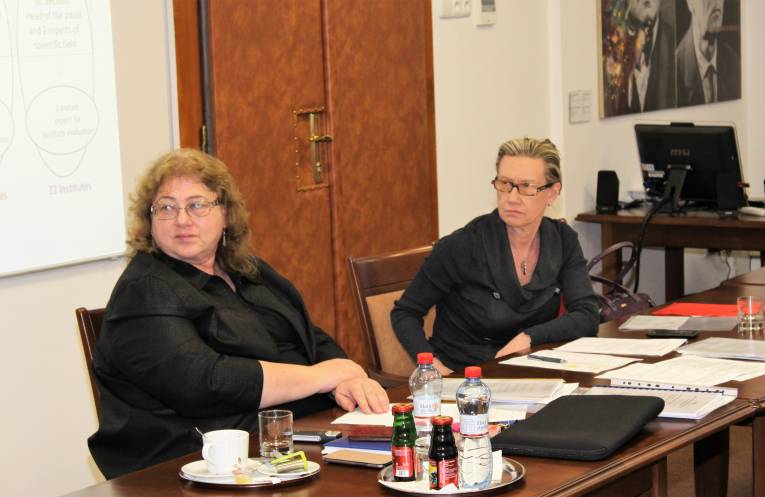 Predsedníčka panelu zahraničných expertov prof. Marja Makarowová (vpravo) s predsedníčkou Akreditačnej komisie SAV Dr. Máriou Omastovou.