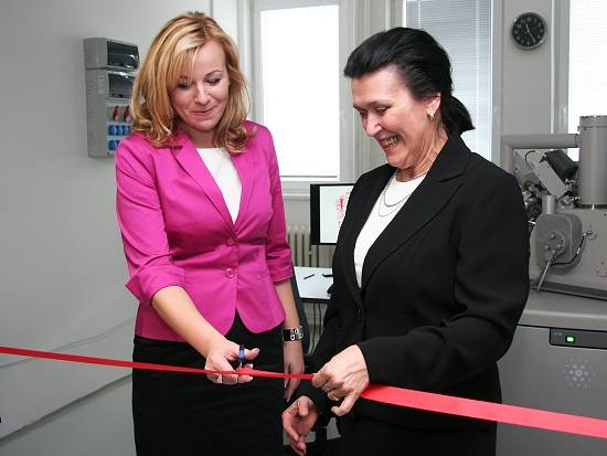 Podpredsedníčka SAV Eva Majková (vpravo) spolu s Alexandrou Drgovou  počas slávnostného okamihu prestrihnutia pásky na novom laboratóriu.