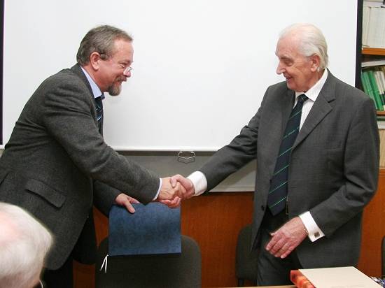 K 75-ke gratuluje prof. Jánovi Drdošovi (vpravo) riaditeľ Geografického ústavu SAV doc. Vladimír Ira. 