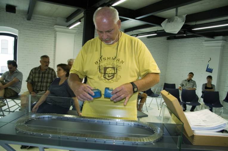 Emil Gažo z ÚEF SAV s novým modelom supravodivého vláčika, ktorého autorom je tím prof. Kobana z Fakulty dizajnu TUKE