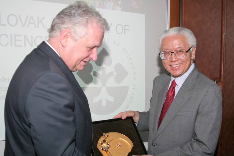 Singapurský prezident odovzdáva symbolický dar SAV