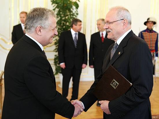 Prezident SR Ivan Gašparovič blahoželá prof. Jaromírovi Pastorekovi (vľavo) k zvoleniu do najvyššej funkcie v SAV.