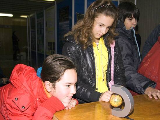 Dievčatá z Gymnázia na Alejovej ulici v Košiciach očarila v Ústave expeimentálnej fyziky SAV levitujúca zemeguľa.
