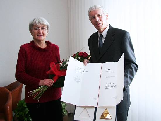 Prof. Ivan Frollo krátko po prevzatí Zlatej medaily SAV s manželkou.