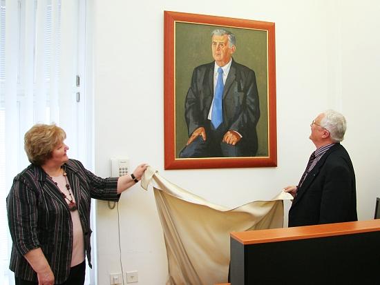 Podpredsedníčka SAV Viera Rosová za asistencie prof. Jána Slezáka odhaľuje portrét prof. Štefana Lubyho.