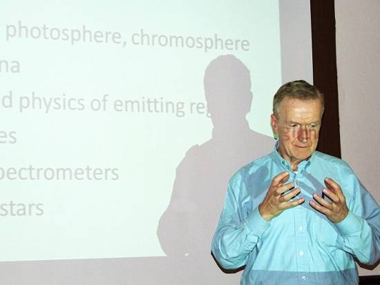Prof. Ken Phillips počas jeho prvej prednášky. 