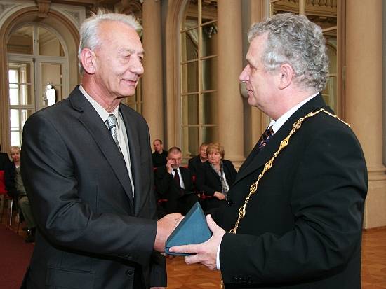 Prof. Milan Togner (vľavo) preberá Medzinárodnú cenu SAV 2010 z rúk predsedu SAV prof. Jaromíra Pastoreka.
