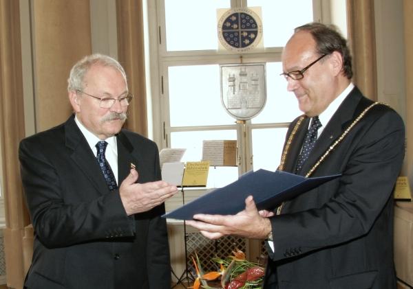 Ivan Gašparovič preberá inauguračný diplom z rúk prof. Felixa Ungera.