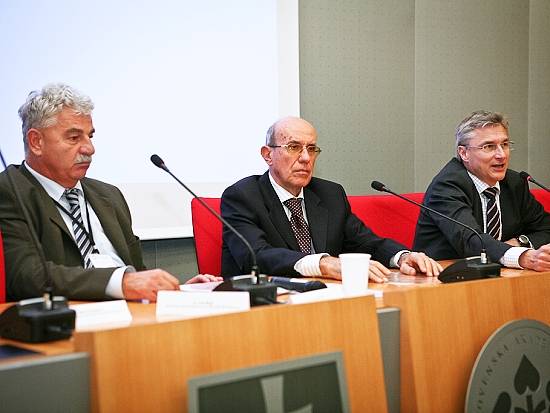 Fotgrafia z panelovej diskusie. Zľava doc. Ladislav Hluchý, prof. Mirco Mazzucato a Per Öster.