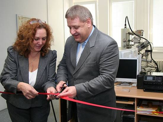 Katarína Kellenbergerová  a Juraj Lapin pri symbolickom prestrihávaní pásky. V pozadí nový mikroskop.