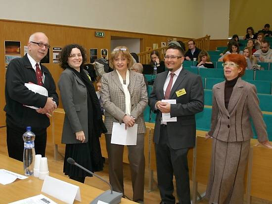 Začiatok konferencie (zľava) doc. Gabriel Bianchi, Magda Petrjánošová,  prof. Silvia Miháliková, Radomír Masaryk a prof. Jana Plichtová. 
