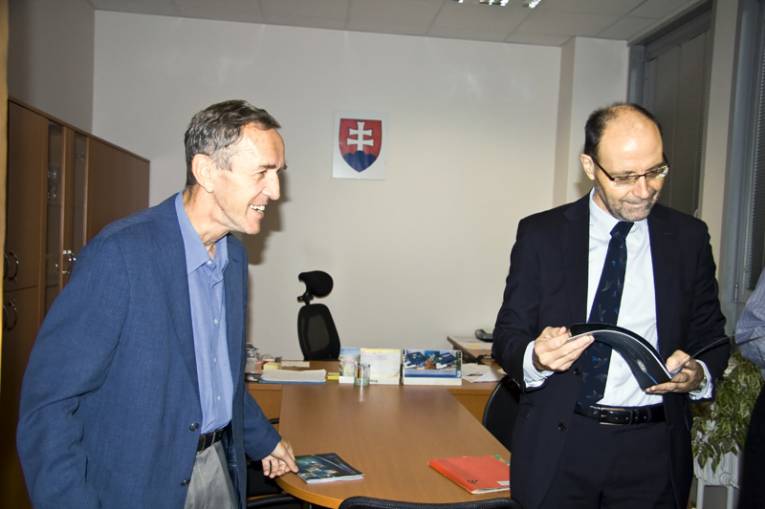 Prvú časť návštevy Slovenska venoval Christos Tokamanis (vpravo) Košiciam. Ako prvý navštívil Ústav experimentálnej fyziky SAV, kde ho privítal jeho riaditeľ doc. RNDr. Karol Flachbart, DrSc.