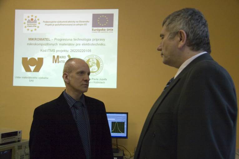 Garanti projektu a projektoví manažéri vpravo prof. Peter Kollár (za UPJŠ) a Radovan Bureš (za Ústav materiálového výskumu SAV)