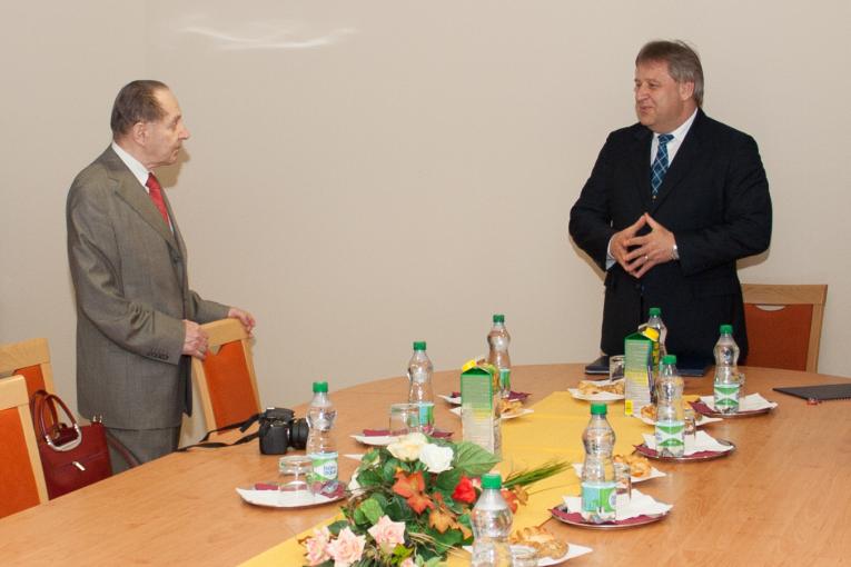 Ocenený Pavel Lukáč s podpredsedom SAV Jurajom Lapinom