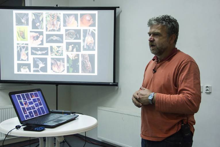 Prírodovedec Marcel Uhrin z Univerzity P. J. Šafárika previedol návštevníkov marcovej vedeckej kaviarne svetom netopierov