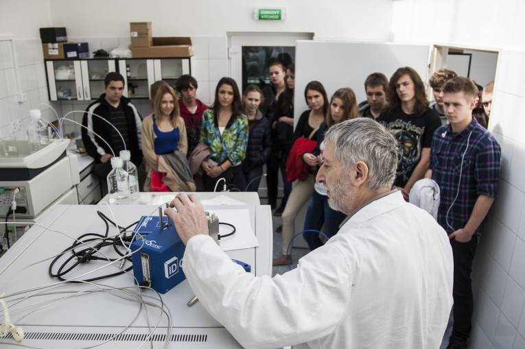Stredoškoláci z 2 bratislavských gymnázií v laboratóriu Chemického ústavu SAV