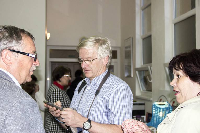 MUDr. Karol Jutka (v strede) je pravidelným návštevníkom košických vedeckých kaviarní, tentoraz vystúpi ako prednášajúci