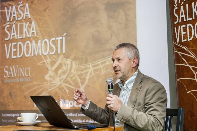  prof. Peter Moczo bol hosťom októbrovej kaviarne SAVinci v KC Dunaj