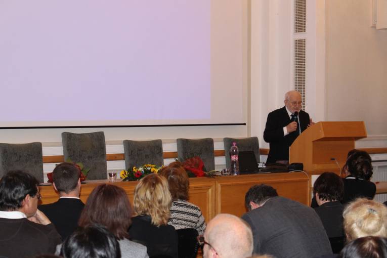 Slávnostné podujatie sa začalo príhovorom prvého riaditeľa ÚKE SAV Dr. h. c. prof. Milana Ružičku
