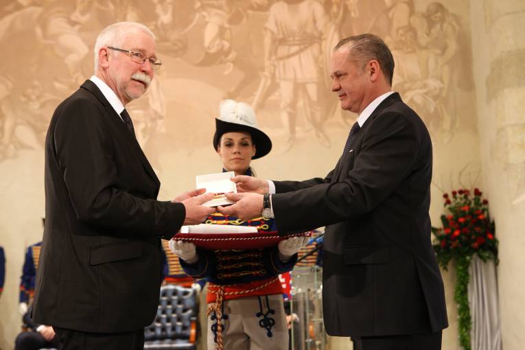 Prof. Pavol Šajgalík si prebral ocenenie z rúk prezidenta Andreja Kisku (foto: KP SR)