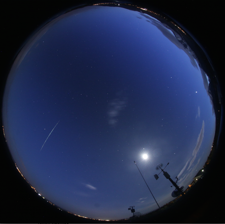 Snímka oblohy so stopou bolidu získaná digitálnou bolidovou kamerou Európskej bolidovej siete umiestnenou v Astronomickom ústave SAV v Starej Lesnej