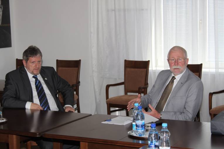 Veľvyslanec štátu Izrael  Alexander Ben-Zvi (vľavo) a predseda SAV Pavol Šajgalík (vpravo)