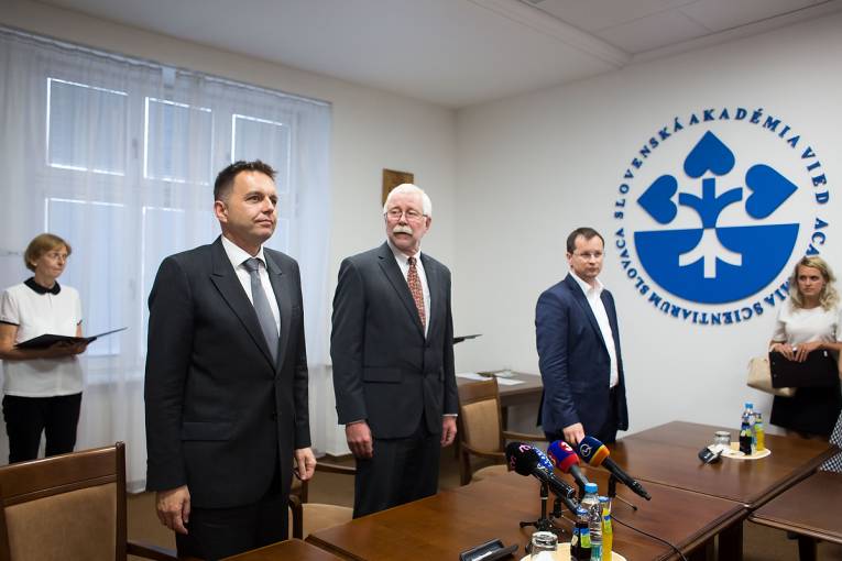 Zľava: Podpredseda vlády a minister financií Peter Kažimír, predseda SAV Pavol Šajgalík a minister školstva, vedy, výskumu a športu Juraj Draxler