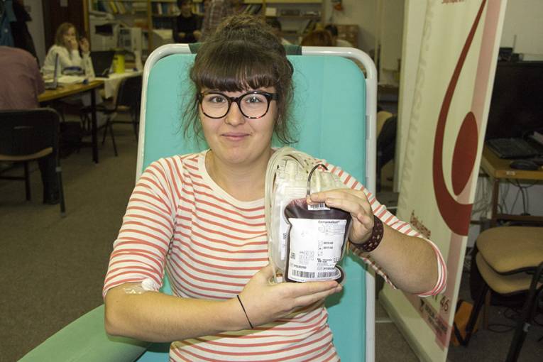 „Môj prvý darovaný polliter krvi,“ zapózovala doktorandka Klára Kohoutková zo Spoločenskovedného stavu SAV.