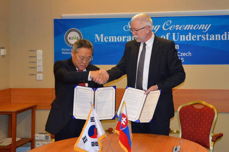 Prezident KIMS-u Hai-Doo Kim a predseda SAV Pavol Šajgalík pri podpise memoranda.