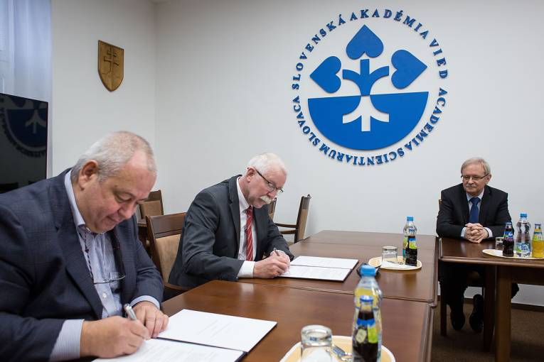 Podpis memoranda o spolupráci medzi SAV a mestskou časťou Petržalka.