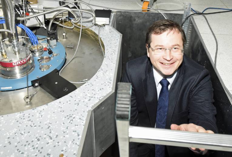 Minister školstva Juraj Draxler v laboratóriu kvantových meraní  na Fyzikálnom ústave SAV.