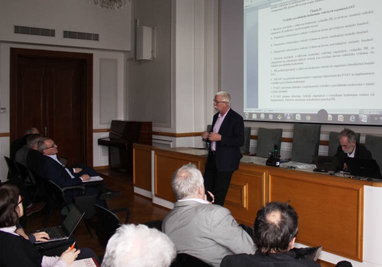 Predseda SAV prof. RNDr. Pavol Šajgalík, DrSc. pri téme akreditácie vedeckých organizácií SAV.