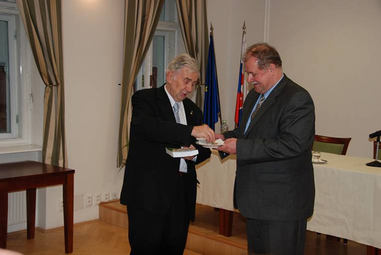 Prof. Štefan Luby privítal knihu do života stružlinkami zastrúhaných ceruziek za asistencie Branislava Peťka.
