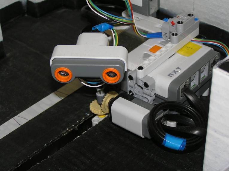 Jednoduchý Lego robot s polohovateľným ultrazvukovým senzorom pre vytvorenie mapy okolitého prostredia.