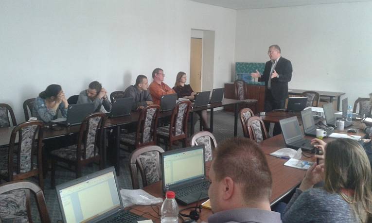 Ing. Milan Rusko, PhD. vysvetľuje účastníkom školenia funkcie grafického rozhrania softvéru APD.