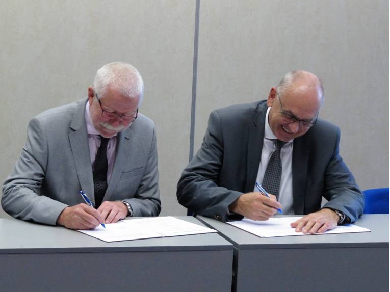 Predseda NKÚ a predseda SAV pri podpise memoranda o spolupráci.