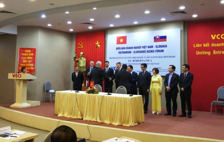 Otvorenie obchodných rokovaní počas oficiálnej návštevy v Hanoji.