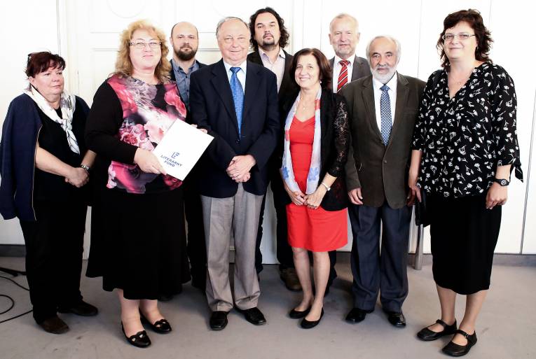 Vedci a vedkyne SAV, ocenení výročnými cenami a prémiami Literárneho fondu za vedeckú a odbornú literatúru.