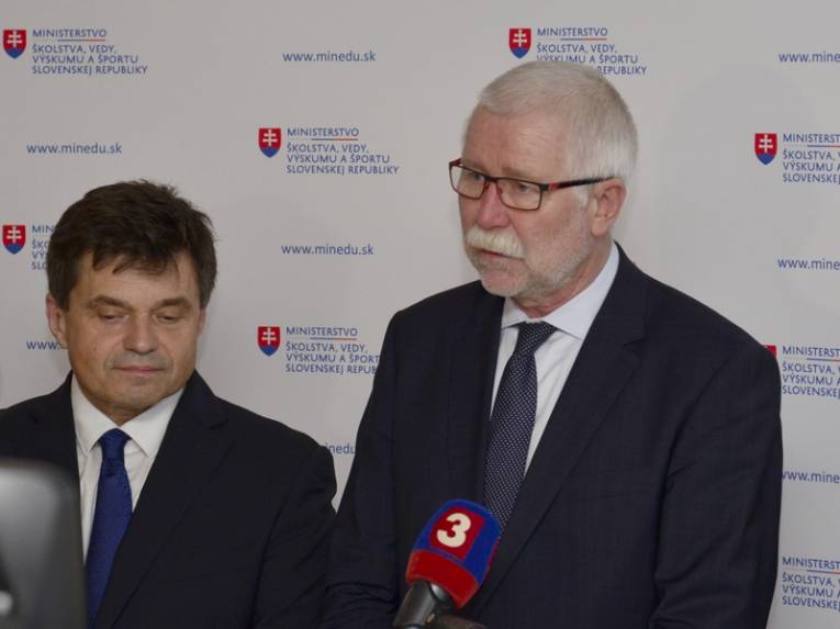 Predseda SAV prof. Pavol Šajgalík informuje o úspešnom projekte CEMEA v spoločnosti ministra školstva prof. Petra Plavčana.