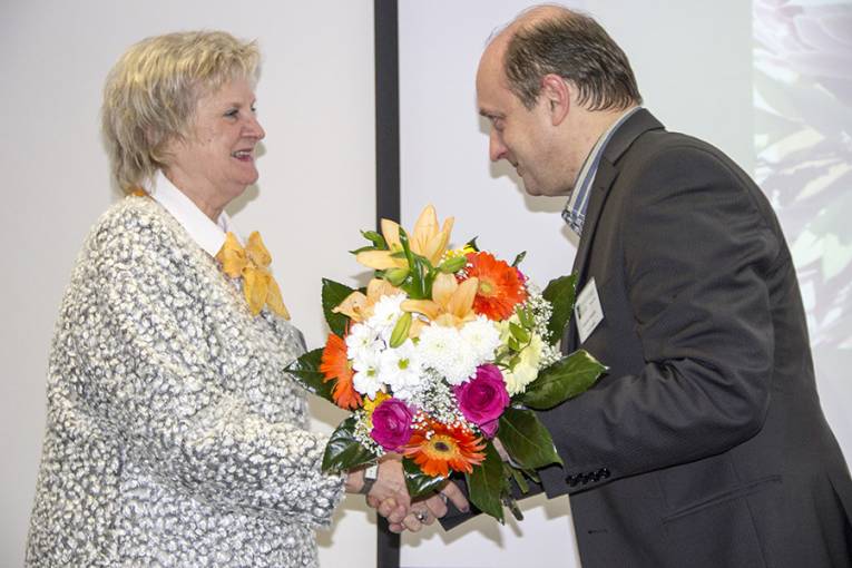 Mária Kušnierová v rokoch 1991 – 2006 založila a videla oddelenie  minerálnych biotechnológií Ústavu geotechniky SAV a v týchto dňoch jubiluje. Právom jej patrila pozornosť účastníkov medzinárodnej konferencie. Uznávanej vedkyni a kolegyni zablahoželal ako prvý Slavomír Hredzák, riaditeľ ústavu.