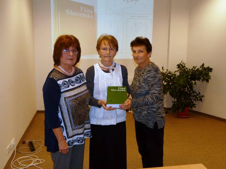 Editorky publikácie (vľavo K. Goliašová, vpravo E. Michalková) s M. Peniaštekovou.