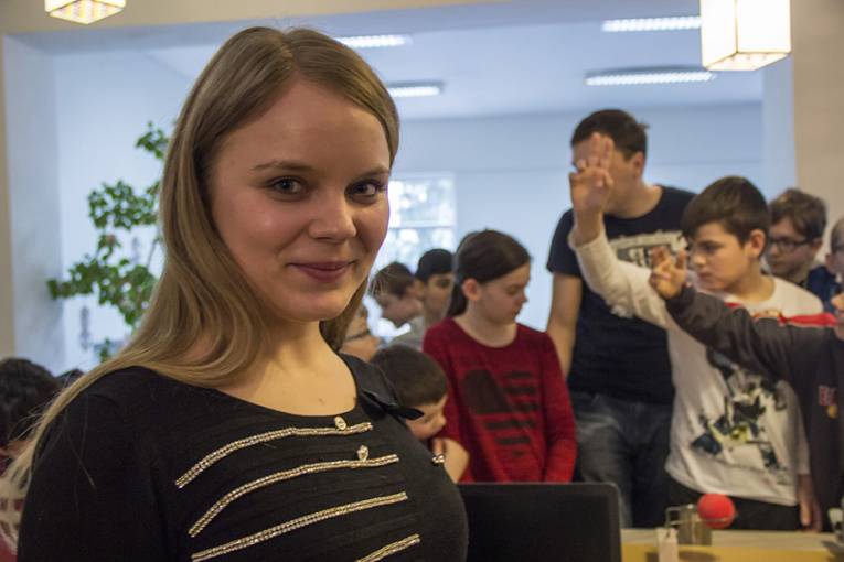 Špeciálny Vianočný vedecký brloh povedie Lívia Ridillová, študentka Prešovskej univerzity.  Záber je februárového vedeckého brlohu o robotoch.