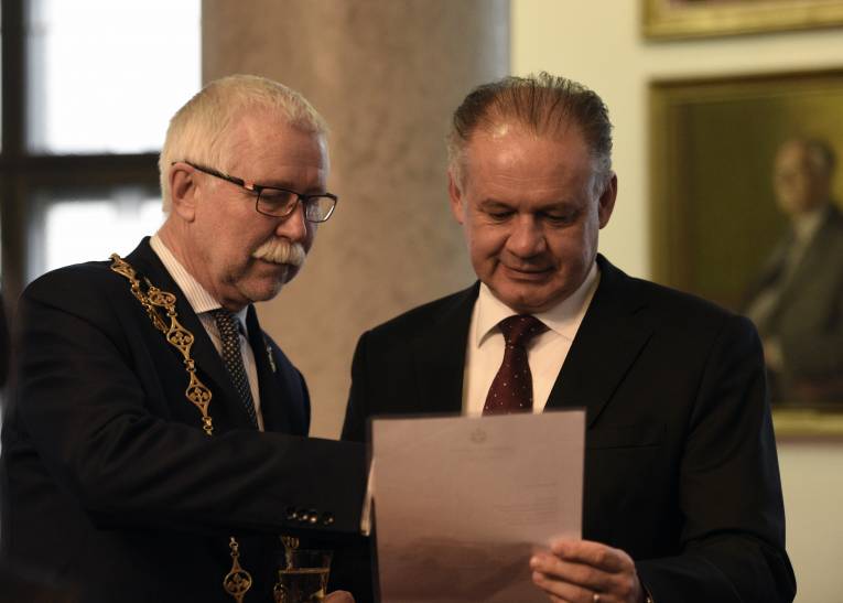 Udeľovanie titulu doktor vied sa konalo za prítomnosti prezidenta SR Andreja Kisku.