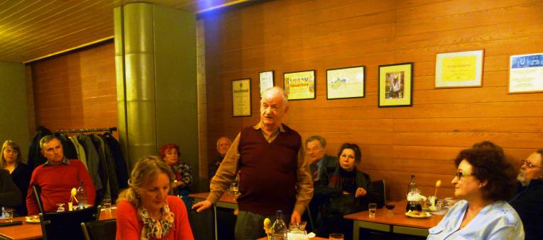 Historik Ivan Kamenec ako zanietený diskutér a člen Klubu nezávislých spisovateľov medzi svojimi kolegami. Foto: Ľubica Suballyová