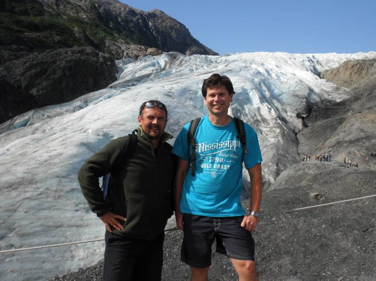 Mikuláš Oros (vľavo) z Košíc s kolegom parazitológom Romanom Kuchtom z Českých Budějovíc pri jednej z mála voľných chvíľ na ľadovci na Aljaške.