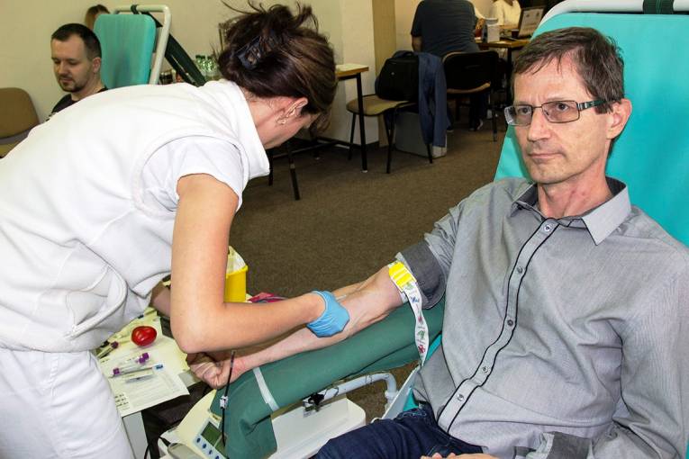 Pavol Hvizdoš z Ústavu materiálového výskumu SAV v Košiciach sa k darovaniu krvi vrátil po takmer tridsiatich rokoch. Úspešne.