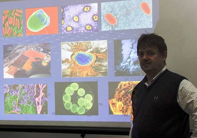 Peter Pristaš sa venuje environmentálnej mikrobiológii a genetickej ekológii, o ich tajomstvá sa príde podeliť s návštevníkmi vedeckej kaviarne v Piešťanoch. Tak ako to urobil aj v Košiciach v apríli 2015, odkiaľ je náš archívny fotozáber. 