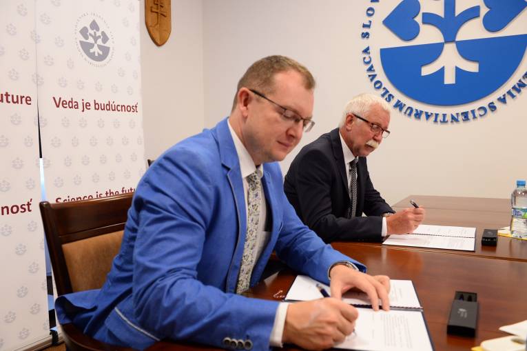 Podpis Memoranda o spolupráci medzi SAV a UMB BB.