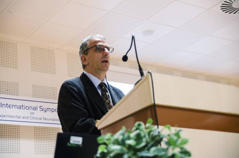 Prof. Martin Maršala pri prednáške na sympóziu v Košiciach, kde si prevzal aj Medailu SAV za podporu vedy.  